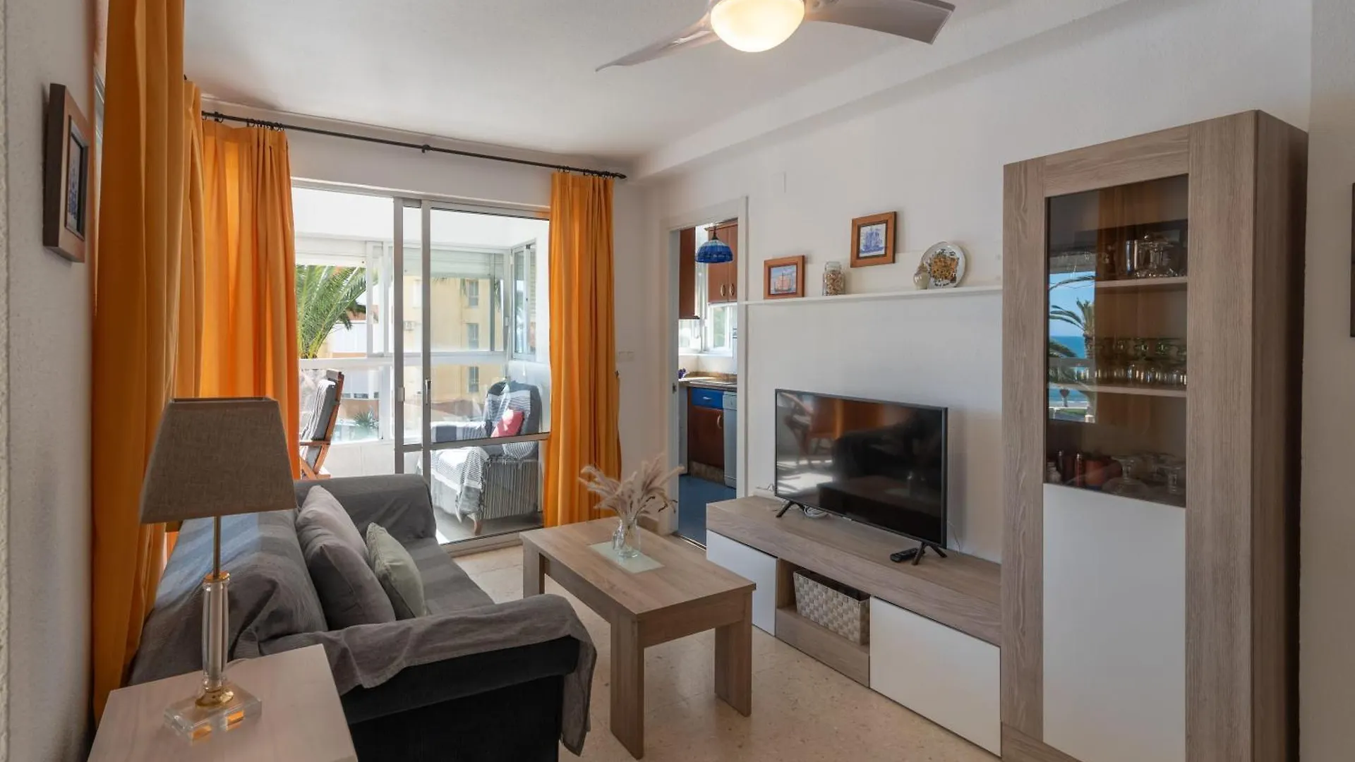 Апартаменты Apartamento Familiar, Terraza Con Vistas Al Mar, Piscina, Pistas De Tenis, Wifi Y En Primera Linea De Playa Альгарробо-Коста