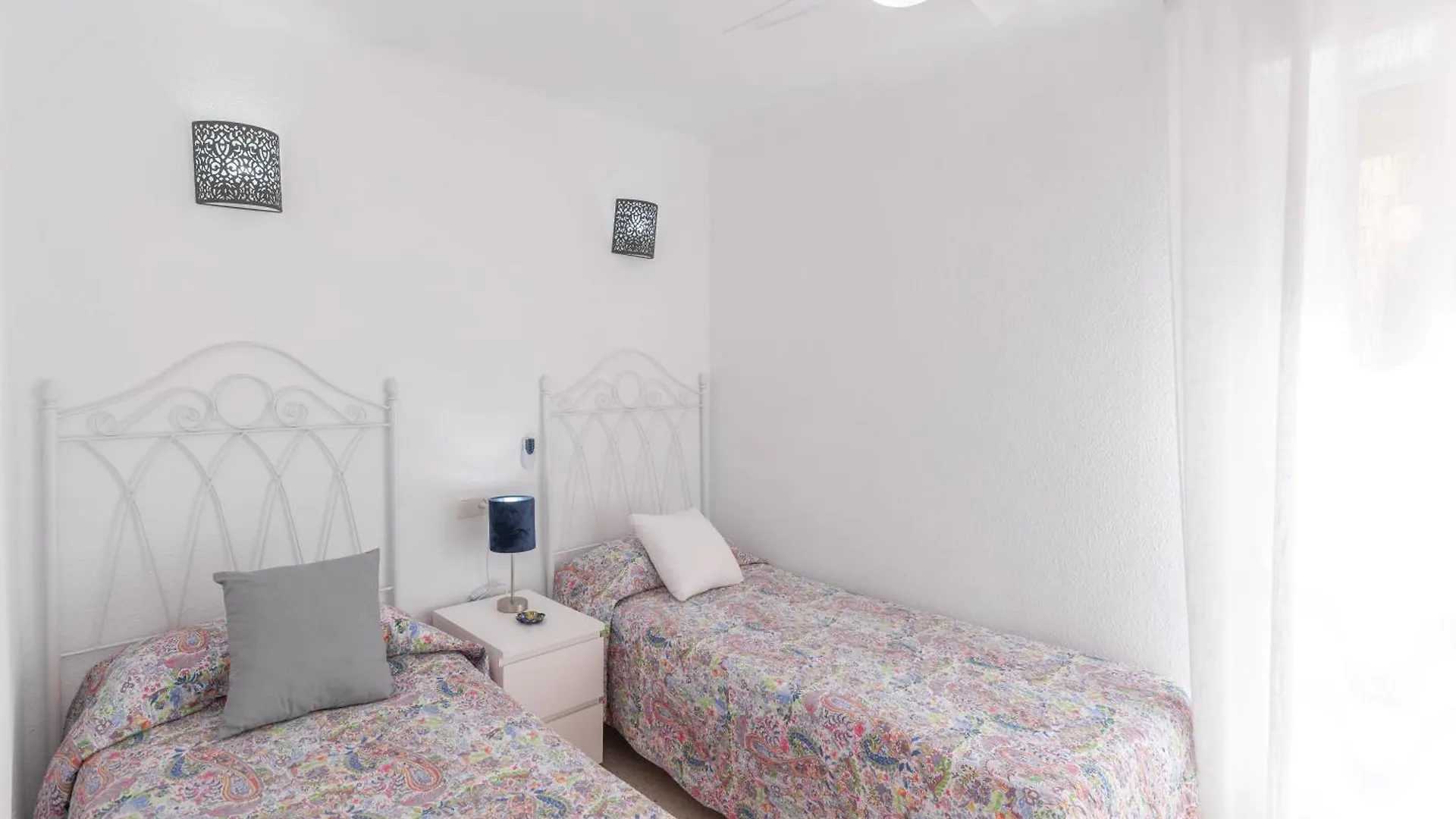 Apartamento Familiar, Terraza Con Vistas Al Mar, Piscina, Pistas De Tenis, Wifi Y En Primera Linea De Playa Альгарробо-Коста Испания