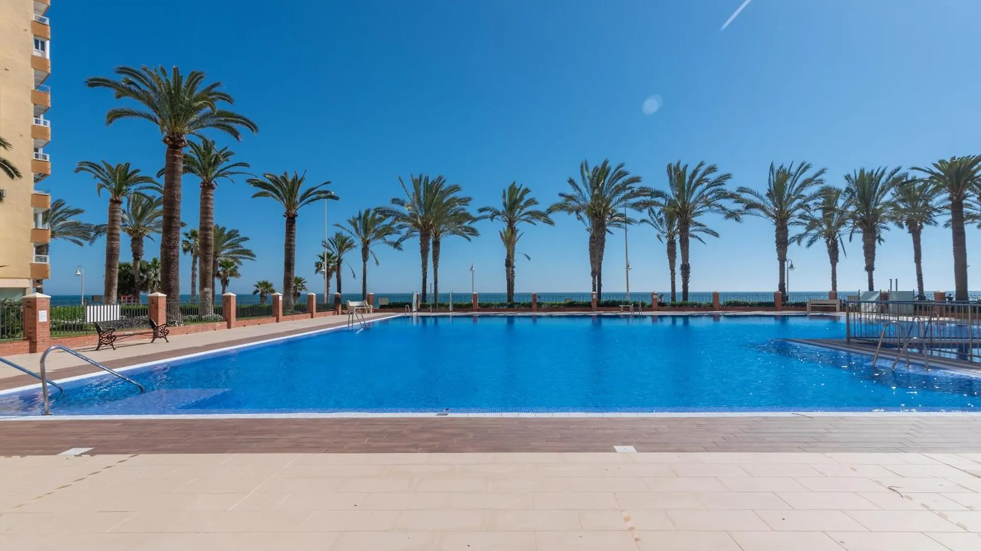 Апартаменты Apartamento Familiar, Terraza Con Vistas Al Mar, Piscina, Pistas De Tenis, Wifi Y En Primera Linea De Playa Альгарробо-Коста Испания