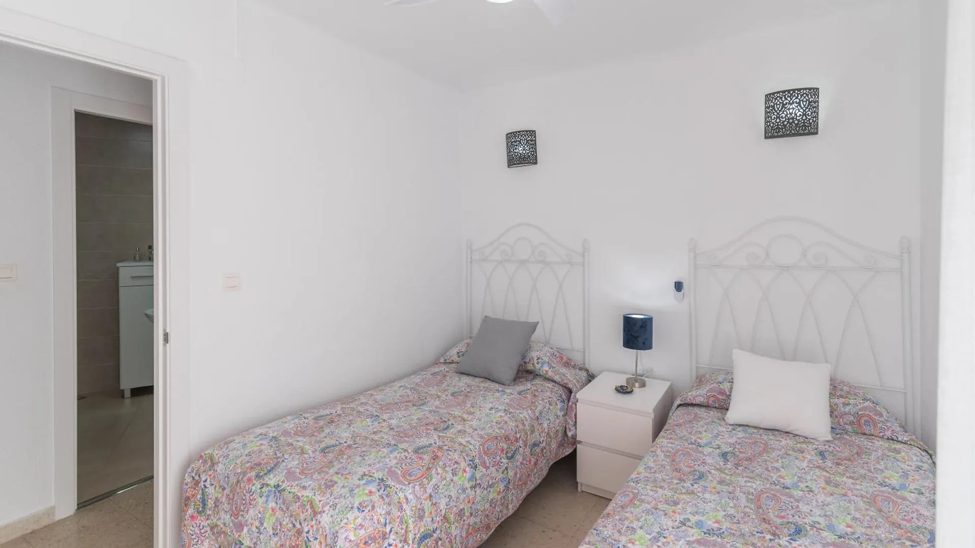 Apartamento Familiar, Terraza Con Vistas Al Mar, Piscina, Pistas De Tenis, Wifi Y En Primera Linea De Playa Альгарробо-Коста