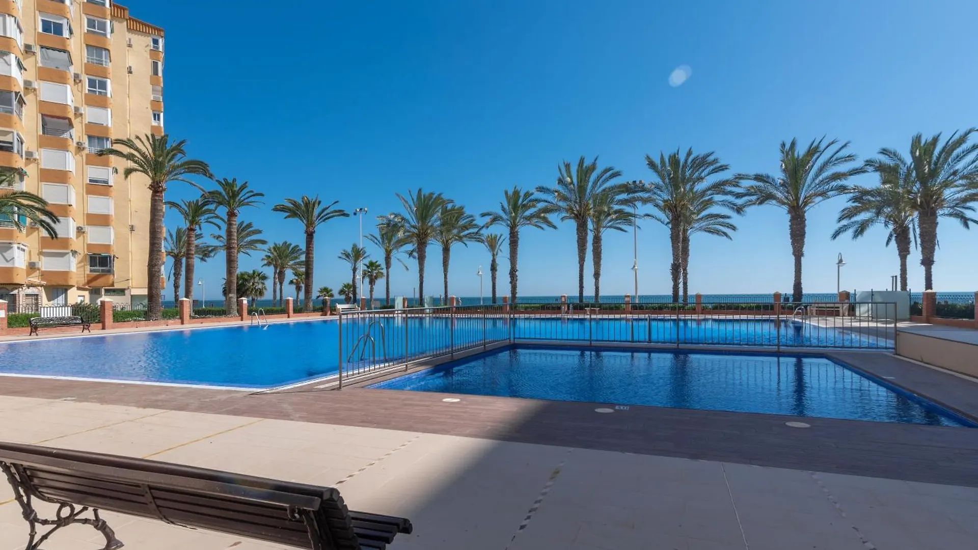 Apartamento Familiar, Terraza Con Vistas Al Mar, Piscina, Pistas De Tenis, Wifi Y En Primera Linea De Playa Альгарробо-Коста