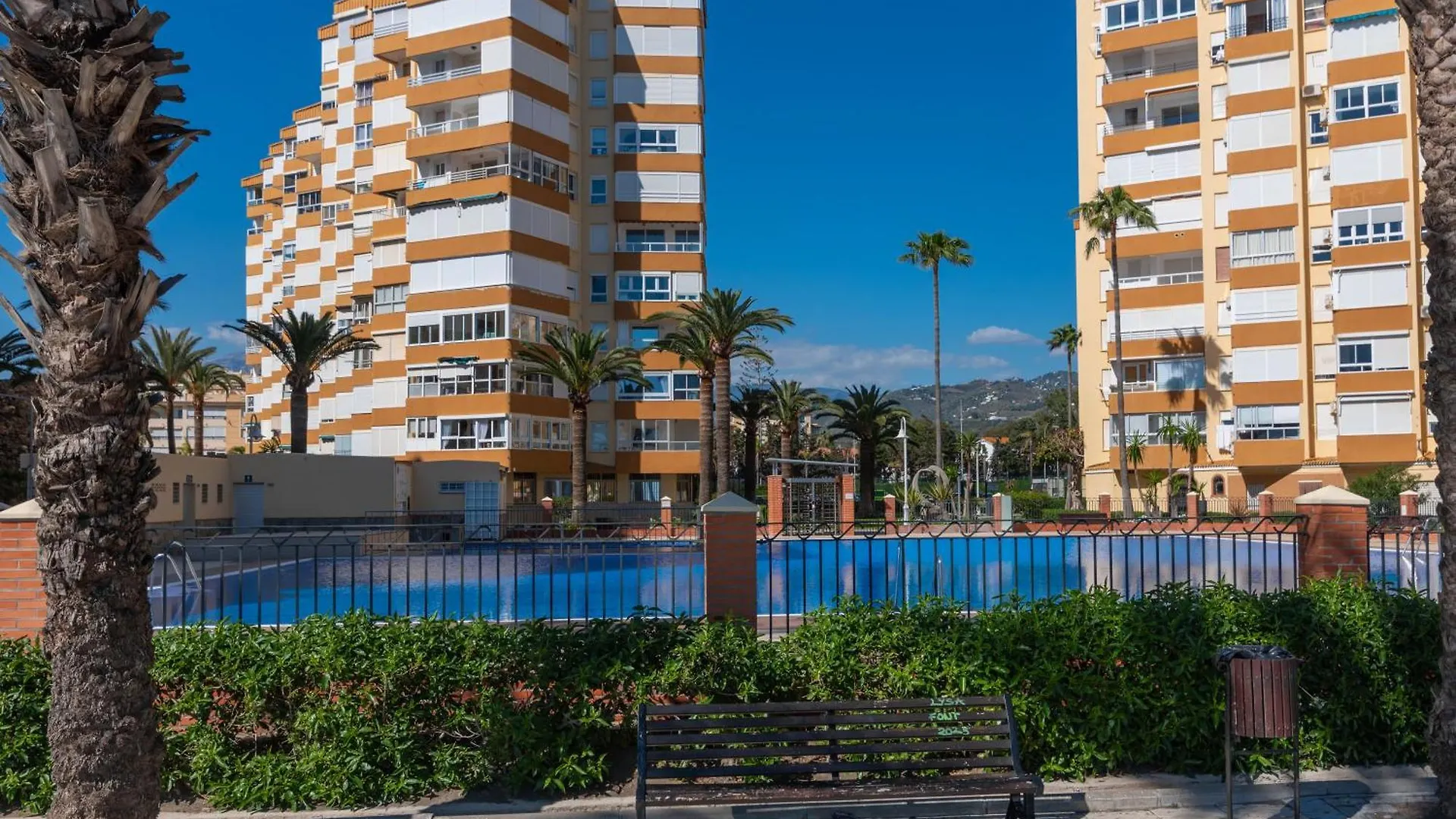 Апартаменты Apartamento Familiar, Terraza Con Vistas Al Mar, Piscina, Pistas De Tenis, Wifi Y En Primera Linea De Playa Альгарробо-Коста