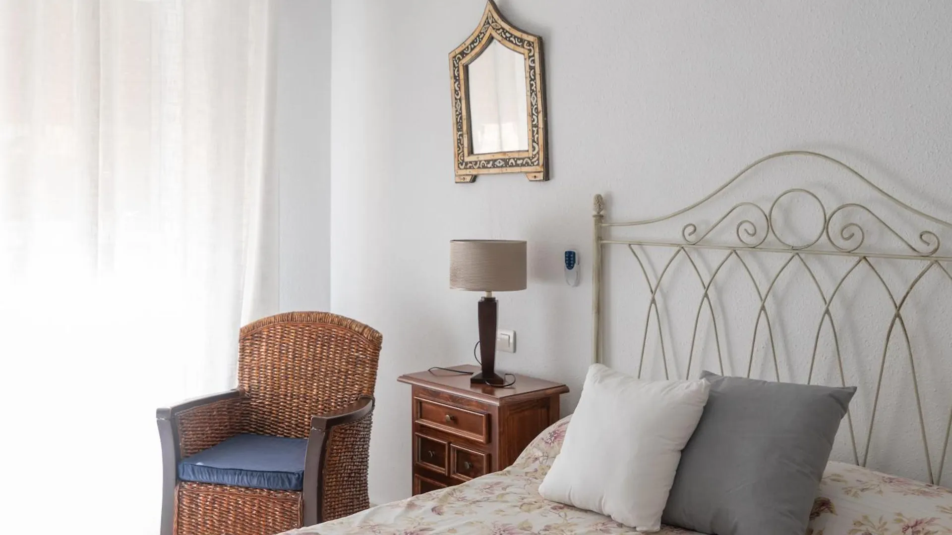 Apartamento Familiar, Terraza Con Vistas Al Mar, Piscina, Pistas De Tenis, Wifi Y En Primera Linea De Playa Альгарробо-Коста 0*,  Испания
